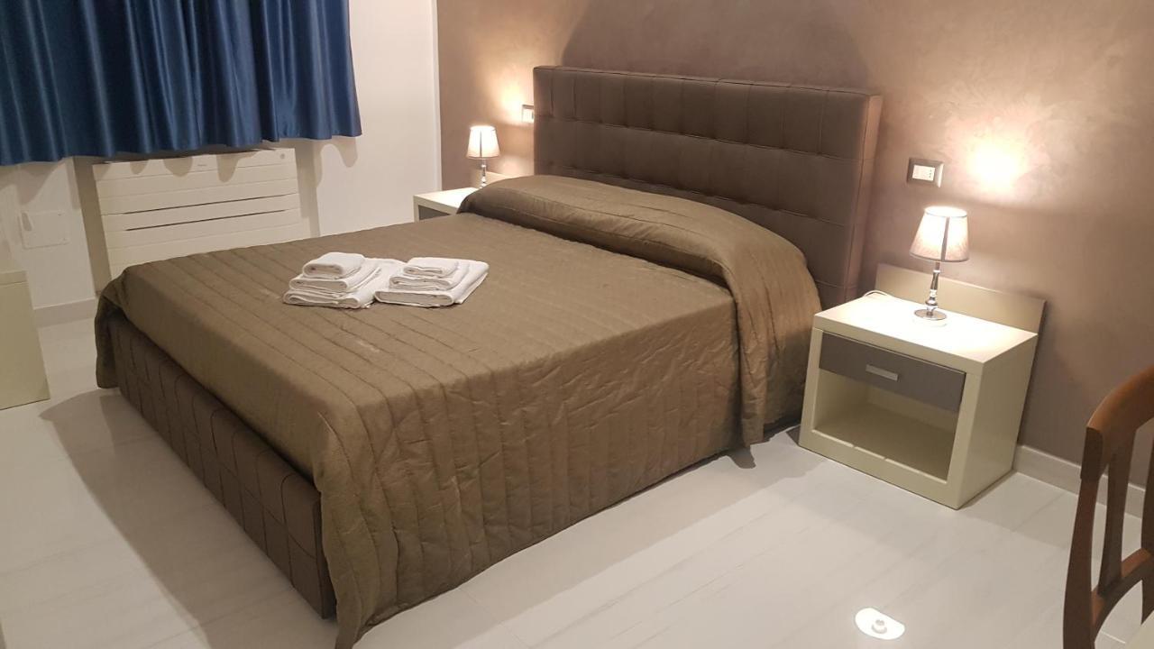 Madigans Rooms Bed&Breakfast Lecce Bagian luar foto